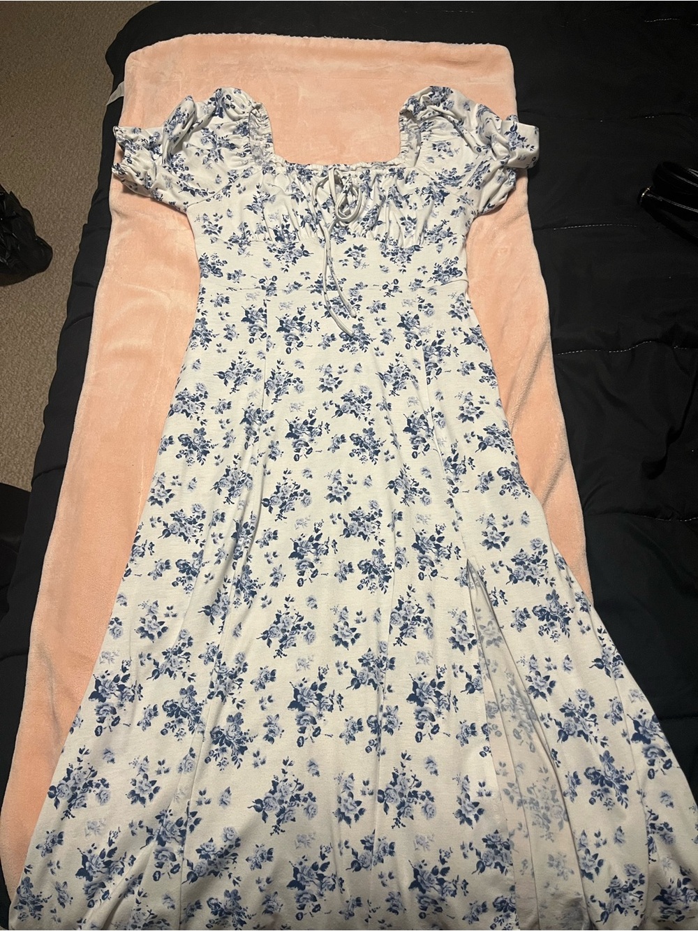 Women’s White and Blue Floral Puff-Sleeve Dress